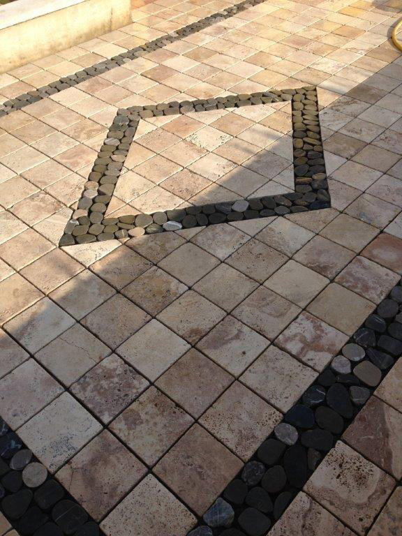 pavimenti in travertino con ciottoli
