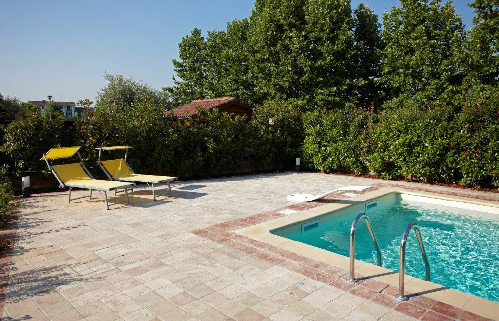 pavimento in marmo per piscine